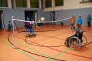 Ball ueber die Schnur im Rollstuhl